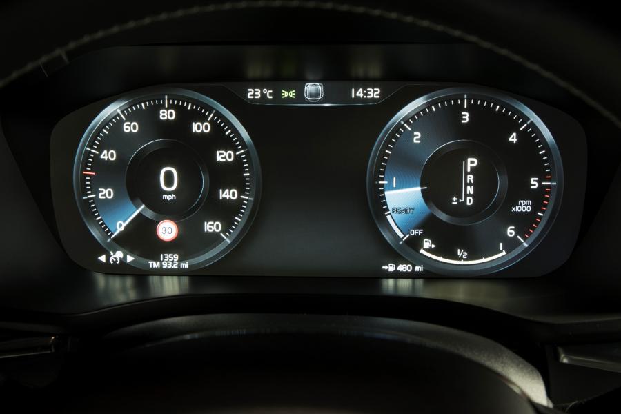 Панель приборов Volvo XC60 D5 R-Deisgn 2017 года  (UK) (фото 76 из 82)